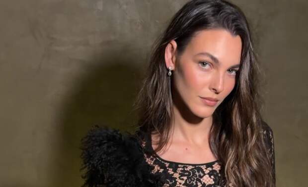 Модель Виттория Черетти показала фигуру в прозрачном мини-платье без бюстгальтера