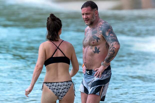 Фото Тома Харди в мокрых плавках описали в сети фразой «таких самцов больше не делают»