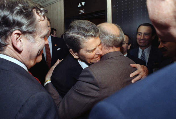 «Мы стали ближе» 40 лет назад Горбачев и Рейган вместе поздравили СССР и США с Новым годом. Что они пожелали народам двух стран?