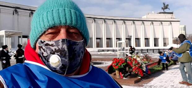 «Серебряный» волонтер из Головинского возложил цветы к Вечному огню на Поклонной горе