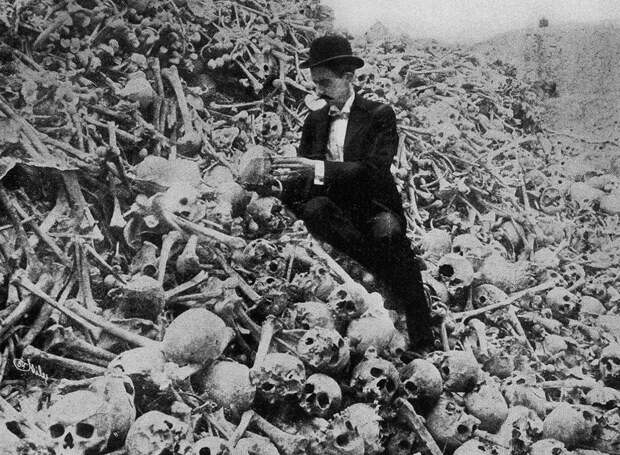 Джентльмен на горе из скелетов, «продукции» концлагеря. Куба, 1897 г.