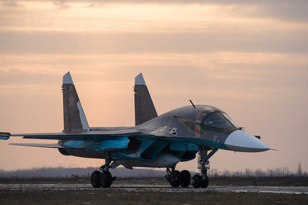 Всепогодный двухместный истребитель-бомбардировщик Су-34