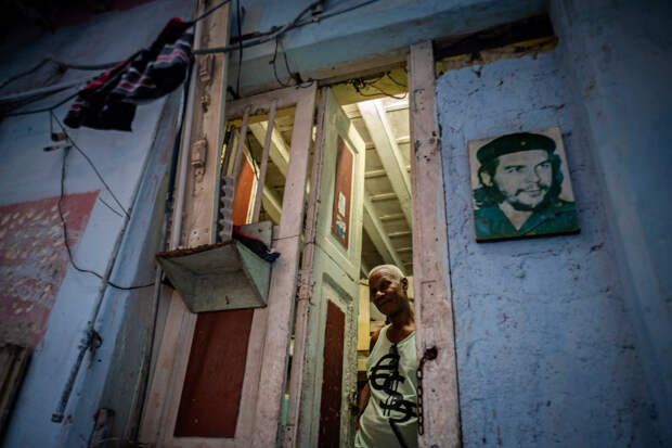 На стене изображен Эрнесто Че Гевара