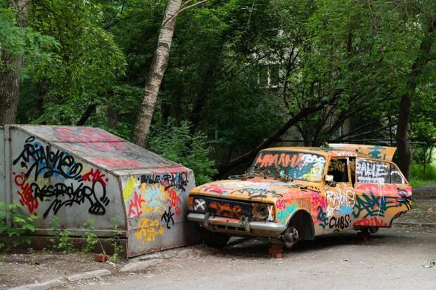 В Екатеринбурге гараж и "Москвич" вырезали из реальности art, Арт-Объект, гараж, граффити, заброшенные автомобили, искусство, москвич, художник