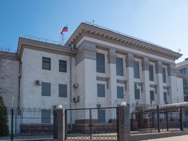 Российские дипломаты начали покидать Украину Российские дипломаты начали покидать Украину