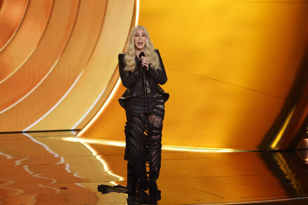 Певица Шер ушла со сцены, забыв вручить премию "Грэмми"