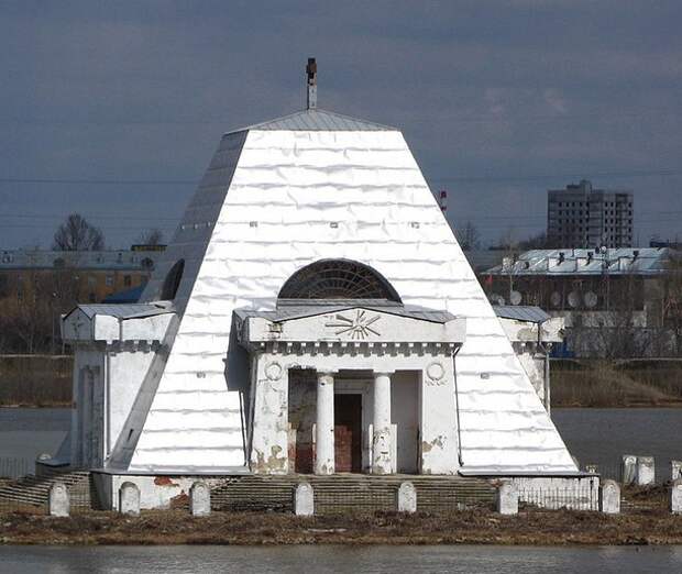 Храм памятник спаса нерукотворного казань. Храм-памятник Спаса Нерукотворного. Храм памятник павшим воинам Казань. Храм-памятник воинам, павшим при взятии Казани в 1552 году. Храм Спаса Нерукотворного Казань.