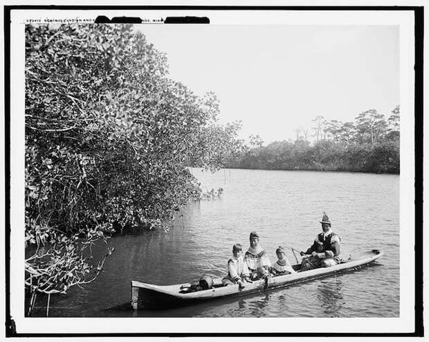 Индейцы на каноэ. Снимок сделан во Флориде около 1910-20 гг.