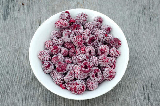 Все ягоды можно замораживать, но далеко не все из них при этом сохраняют первоначальный вид и вкус.