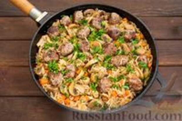 Фото к рецепту: Рис с грибами и тефтелями (на сковороде)