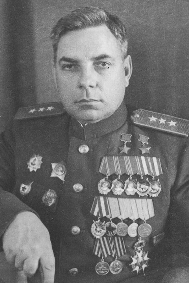 Дважды Герой Советского Союза генерал-полковник Крылов. После окончания войны с Японией. https://pbs.twimg.com/media/D5S7mjhW4AIgiJN.jpg:large