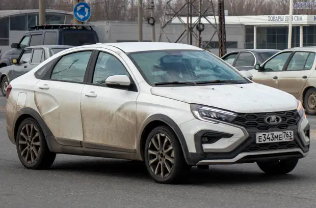 Опубликованы «живые» снимки новых Lada Vesta SW и Vesta Cross