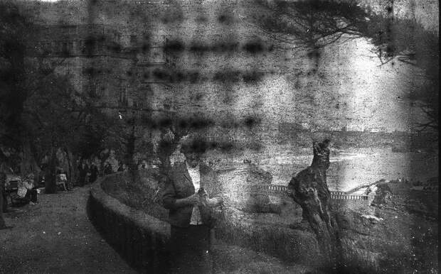 В подарок жене мужчина купил старый фотоаппарат. Там оказались снимки 80-летней давности