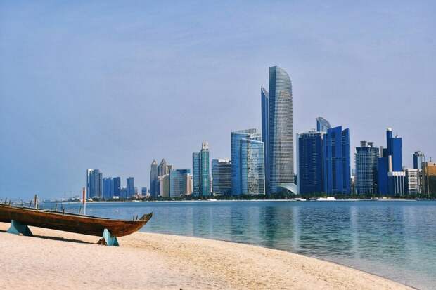 Пляжи в Абу-Даби временно закрыты для проверки воды