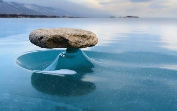 3. «Камень на поверхности Байкала нагрелся и растопил лёд под ним. Солнце ушло и лёд затвердел, образовав маленькую подставку. Байкальский дзен» в мире, вещи, кадр, красота, подборка, удивительно, фото