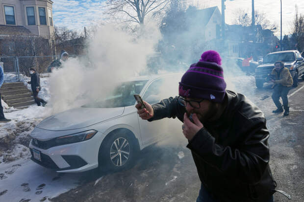 «Убирайтесь к черту!» США охватили массовые протесты из-за арестов нелегальных мигрантов. Самые яркие кадры из бунтующей Миннесоты