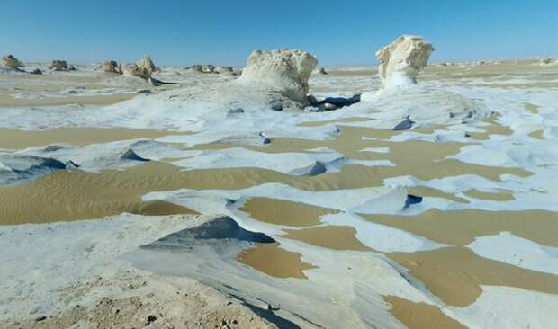 Это не снег на горячем песке и не мираж — это «Белая пустыня» в труднодоступном уголке Сахары