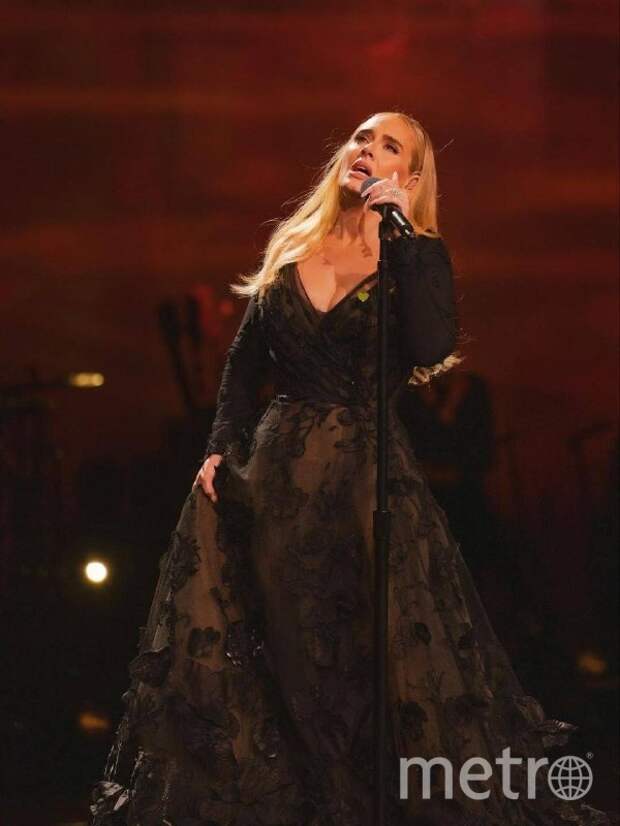Нежные цветы и чёрный цвет. Певица Адель выступила в платье от Юдашкина в Лас-Вегасе