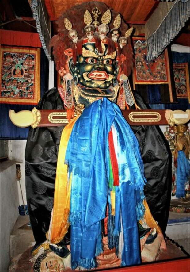 Скульптура буддийского божества Махакала в музее-монастыре (Erdene Zuu Hyid, Монголия). | Фото: yael-shoshany.livejournal.com. Скульптура буддийского божества Махакала в музее-монастыре (Erdene Zuu Hyid, Монголия). | Фото: yael-shoshany.livejournal.com.
