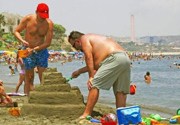 Боги пляжного сезона: 20 лучших снимков о том, как кто провел лето.