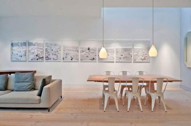 Современная столовая комната в Лондоне с серией пляжных фотографий