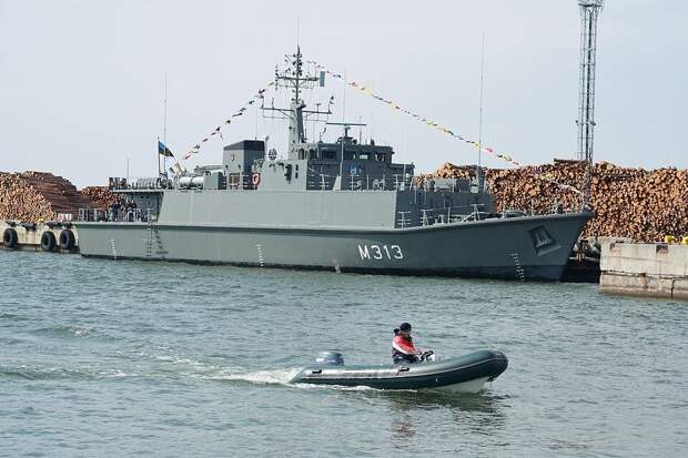 Не анекдот. Эстония "убила" об лёд один из трёх минных тральщиков типа Sandown