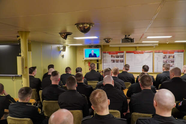 Воины-североморцы посмотрели церемонию вступления в должность Президента Российской Федерации