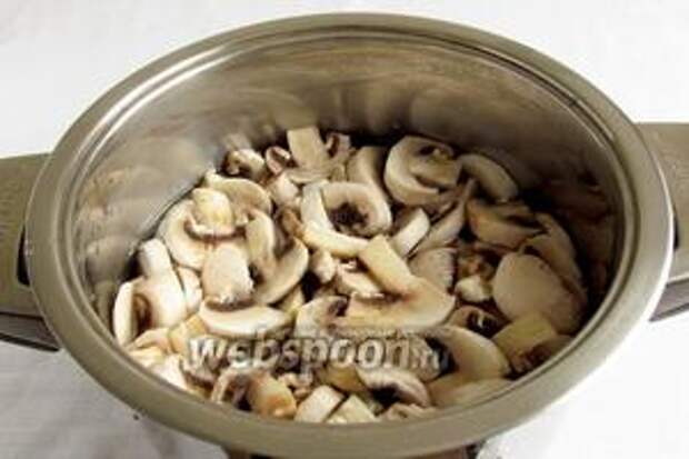 Залить холодной водой на пару сантиметров выше грибов, воду подсолить и варить 5-10 минут. Оставить грибы в отваре.