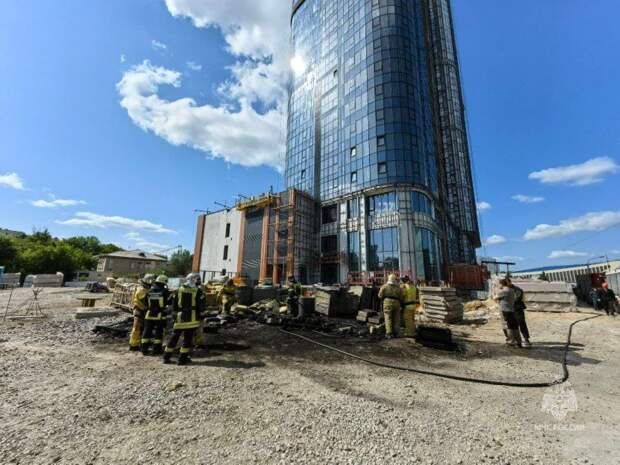 Столб дыма высотой с небоскреб в центре города перепугал челябинцев