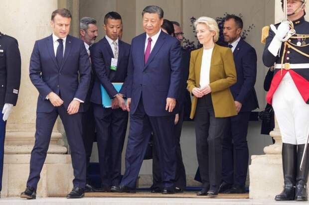 Перед этим случилась встреча "на троих", отчет о которой французская Le Monde назвала "Macron and von der Leyen press China's Xi on Ukraine and fair trade at Paris summit".-2