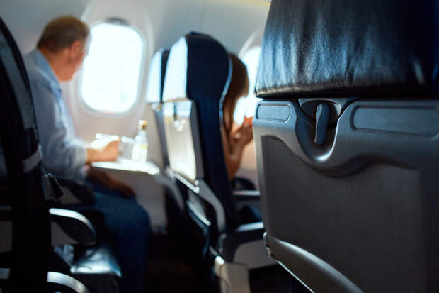 Ученые предложили рассаживать пожилых пассажиров на борту самолета