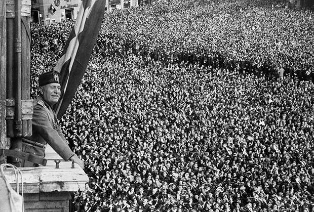 Бенито Муссолини объявляет в Риме 9 мая 1936 года о превращении Италии в империю