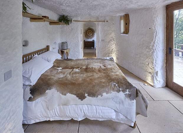 Элегантная спальня пещеры Mastropietro имеет сводчатые потолки и выход на улицу.