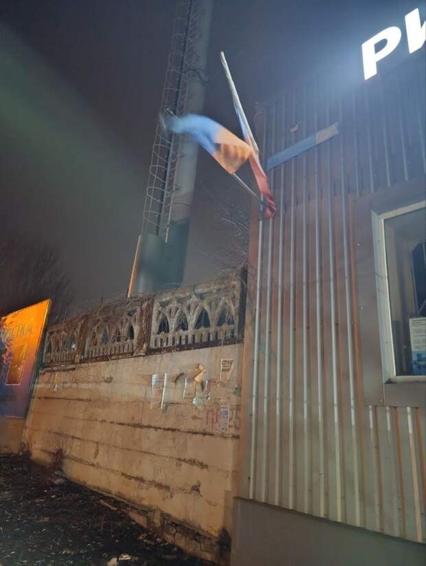 На ритуальных услугах, напротив коксохимоборудывания, какая то с.ка , вывесила ночью украинский флаг https://t.me/webmoney_dn/315776