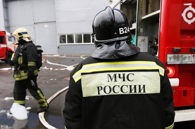 Мебель вспыхнула в квартире жилого дома на севере Москвы