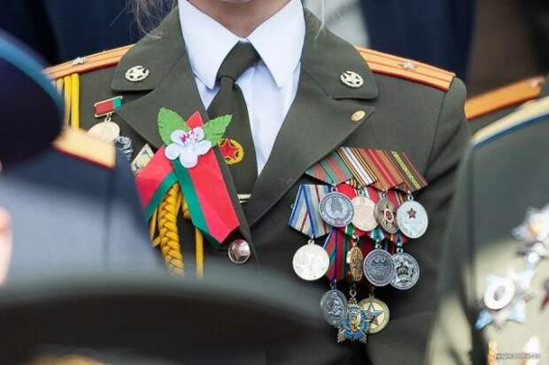 Девушка в медалях на параде Победы в Беларуси. Рассказываем, кто она такая