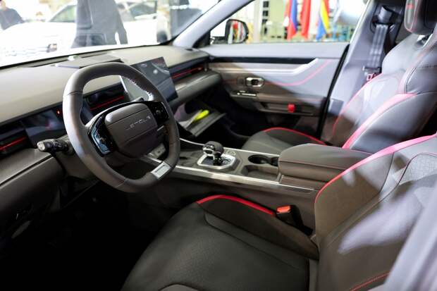 Четыре бренда резко подняли цены на машины в России