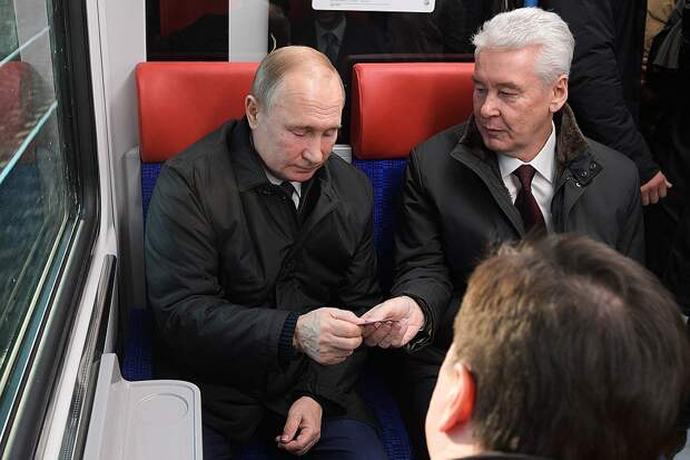 Мэр Москвы Сергей Собянин подарил президенту России Владимиру Путину именную карту "Тройка" во время поездки по первому маршруту Московского центрального диаметра (МЦД). Фото Алексей Дружинин/пресс-служба президента РФ/ТАСС