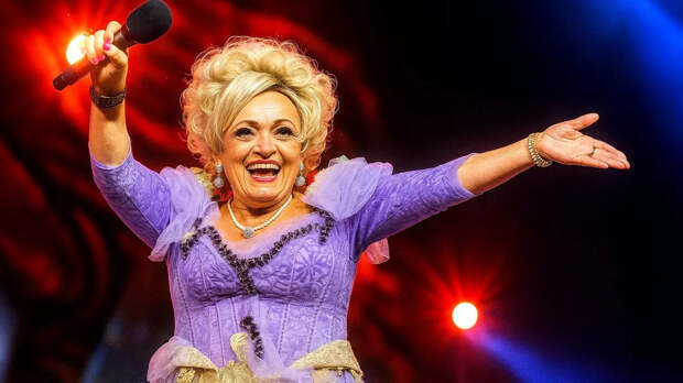 Заткнула за пояс молодых: кто самый дорогой артист новогодних корпоративов