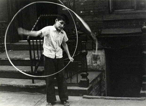 Уличная жизнь Нью-Йорка с 1930-х до 80-х годов в фотографиях Элен Левитт 38