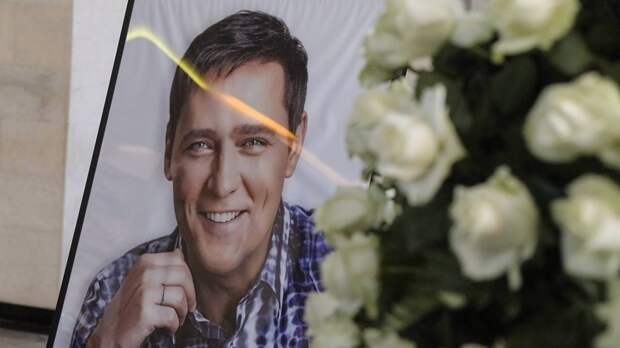 На Троекуровском кладбище началась панихида на 40 дней со дня смерти Шатунова