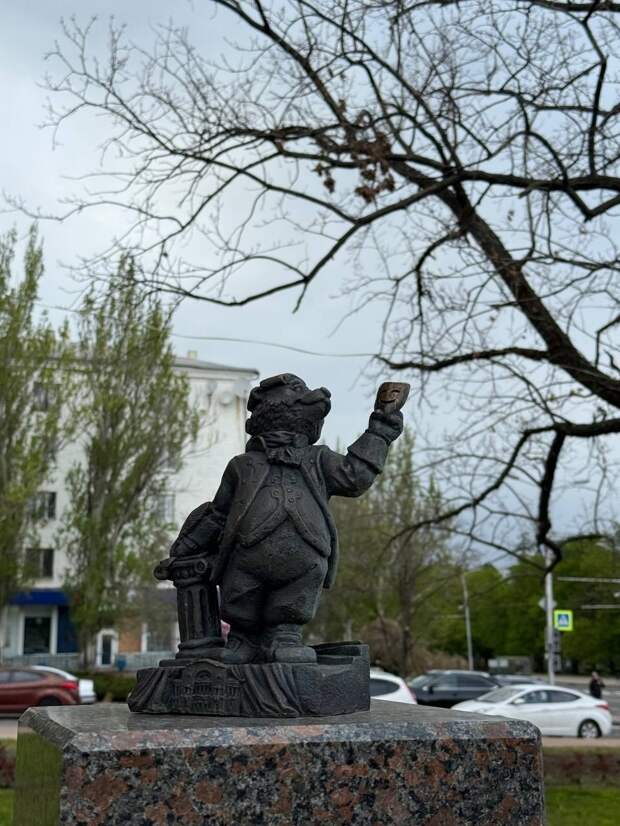 Установили новый памятник около Драмтеатра https://t.me/webmoney_dn/321479