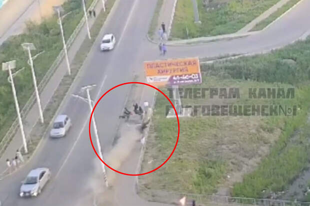 На видео попал момент столкновения минивэна с пешеходами в Благовещенске