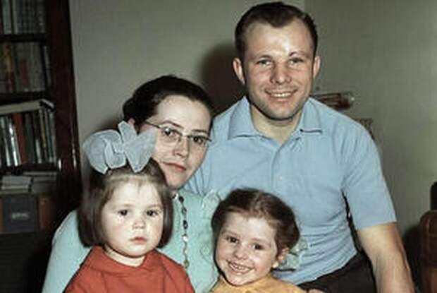 Юрий и Валентина Гагарины с дочерьми.