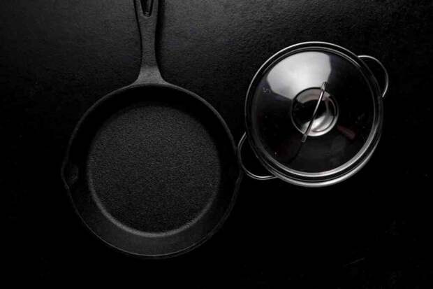 Старая сковорода как новая: простой прием с нагревом и чистящим средством