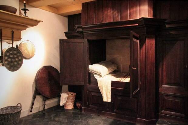 Шкаф, который использовался для сна вместо кровати. / Фото: gerdanka.ru