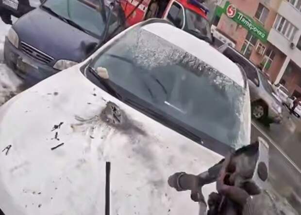 В Самаре оборванный провод ЛЭП упал на припаркованную машину и поджег ее