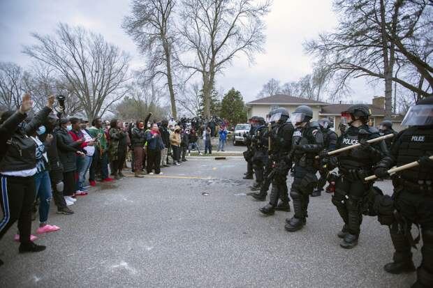Жесткие стычки с силовиками и выстрелы: что известно о протестах в США