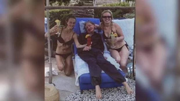 Женщины в бикини рядом с Хокингом, кто они на самом деле? Раскрыта правда о фото из дела Эпштейна