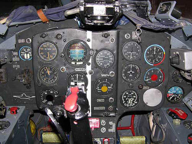 Фотография приборной панели в кабине МиГ-15УТИ